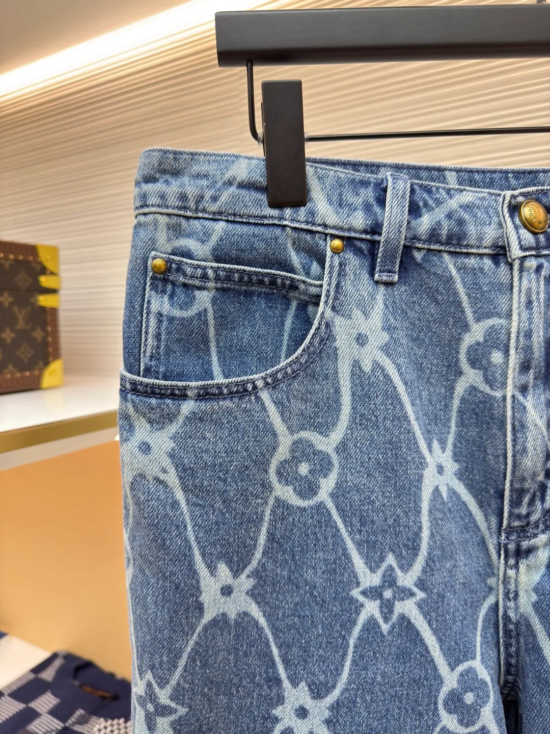 LOUIS VUITTON starry sky presbyopic denim shorts ●Authentic product: purchased and developed for 14600 ●Item number: 1680365-B30 ●Fabrics: cotton denim fabric ●Technology: laser engraving ●Version: fitted version ●Weight: about 440 grams ●Size: 30-31-32-33 ●Description: The fabric is made of 7s*7s twill cotton denim, and the weft yarn is made of compact siro-spun raw cotton yarn. The raw cotton yarn has better strength than the back-spun cotton. It is not easy to produce holes in the later washing water and the raw cotton feels crisp. The Y version is purchased to scan the entire trousers cutting pattern, and the piece of cloth is positioned to cover the pattern, using laser Light engraving process is used to burn out the pattern, the front zipper is restored, the front small pocket is restored, and the back double pocket is restored. The ready-made garments are washed with fried sand, and sea salt and sea sand are added as potassium permanganate additives in the tank. The flower pattern is nostalgic in the later washing process. The mold is made to make a bronze cylindrical I-shaped buckle, and all the bones are round rivets. The overall wiring is straight and delicate, the fabric is comfortable and soft, and the color is consistent without color difference. It can be matched with the same style to create a fashionable look and control various occasions. Customized accessories, complete with three standards, same style for men and women!